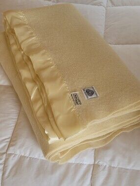 Vintage QN Sz 100% Wool Blanket